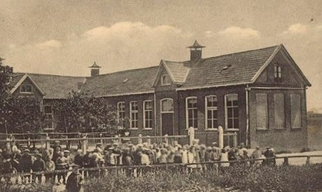 De school van Max in Woldendorp. De lagere school en de Mulo zitten in die tijd samen in één gebouw. Bron: Struikelstenentermunten.nl.